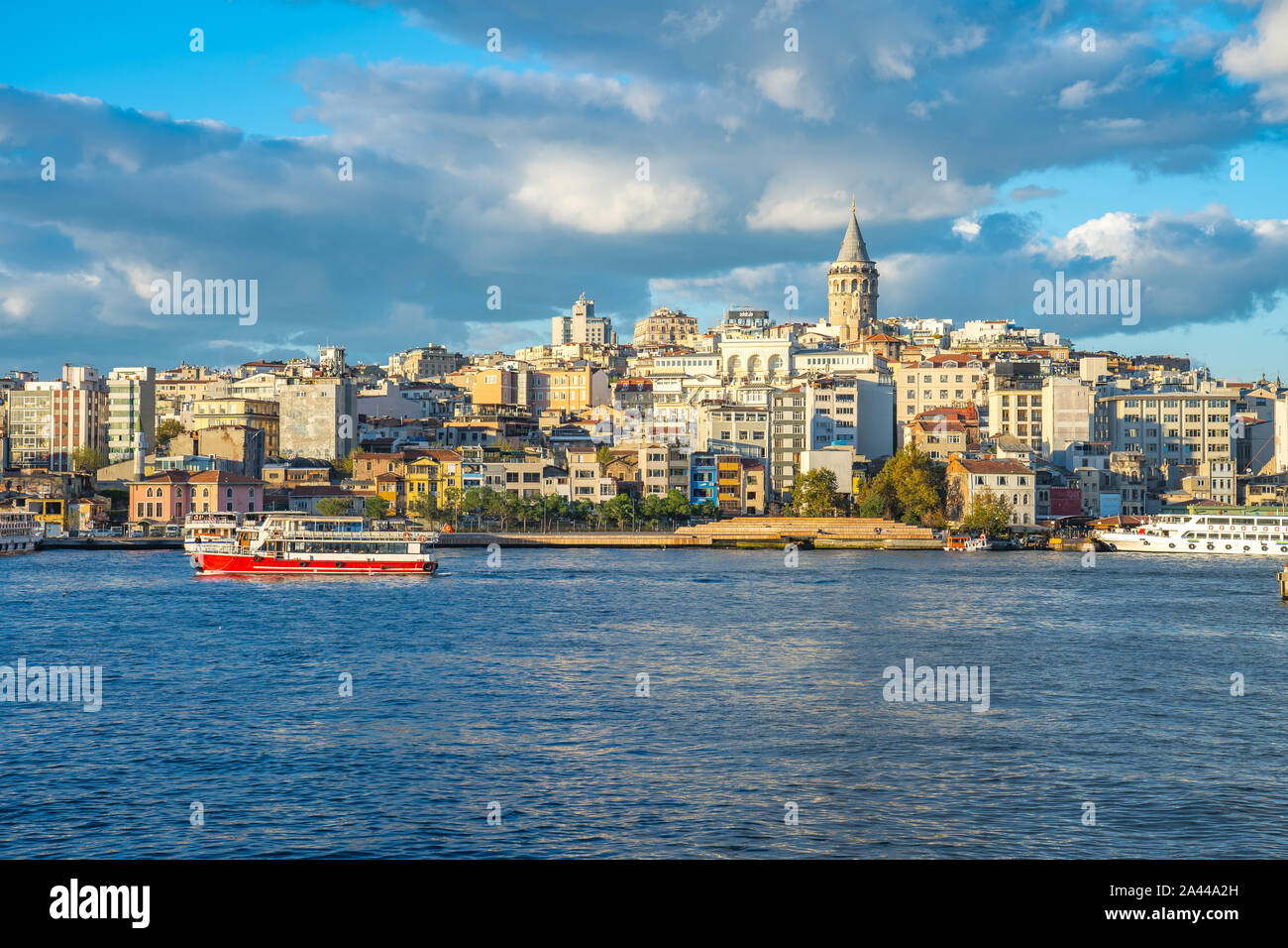 Lo skyline di Istanbul con Torre di Galata a Istanbul, Turchia. Foto Stock