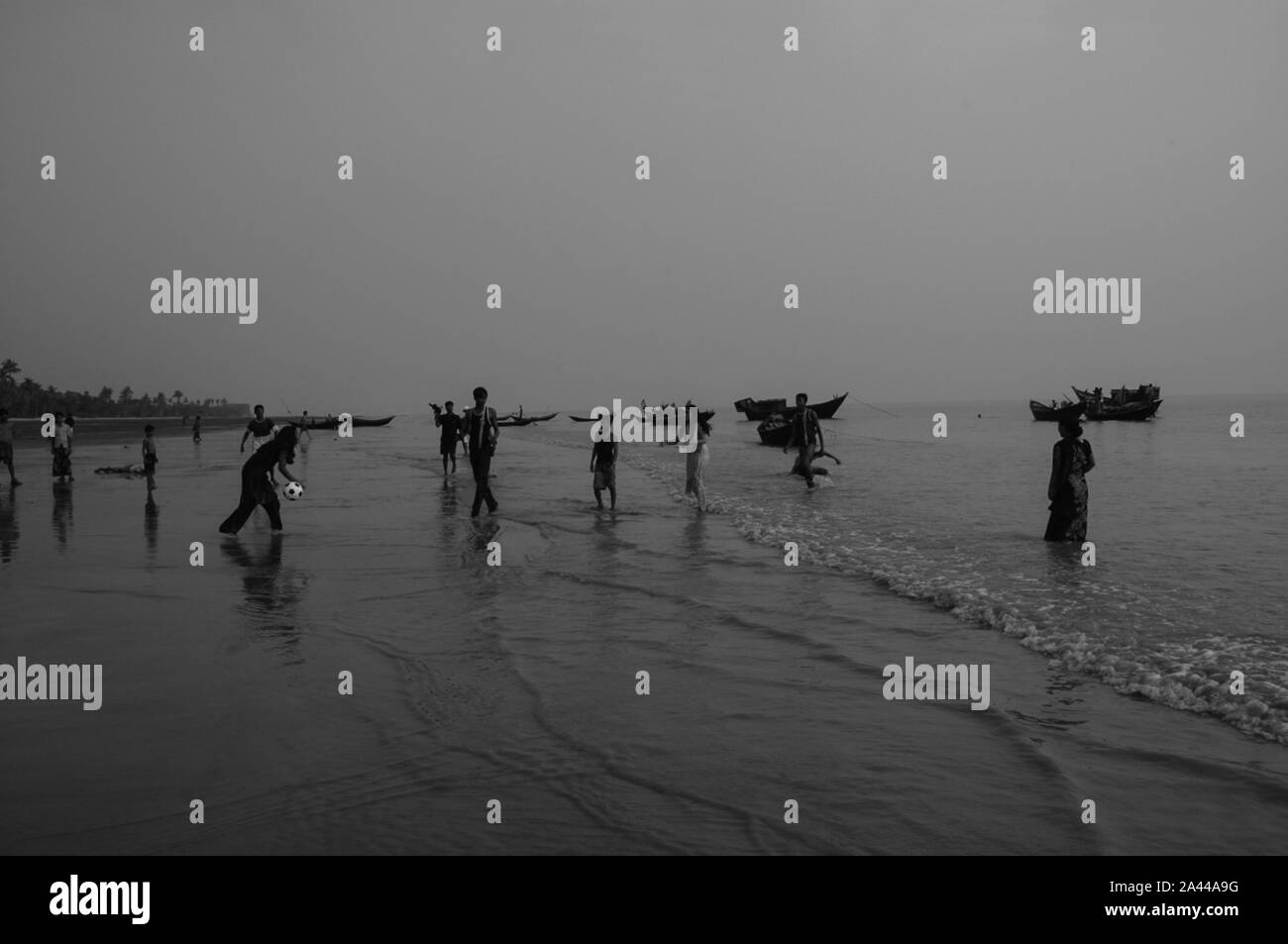I turisti a giocare il gioco del calcio sul Kuakata mare spiaggia. Patuakhali, Bangladesh. Foto Stock