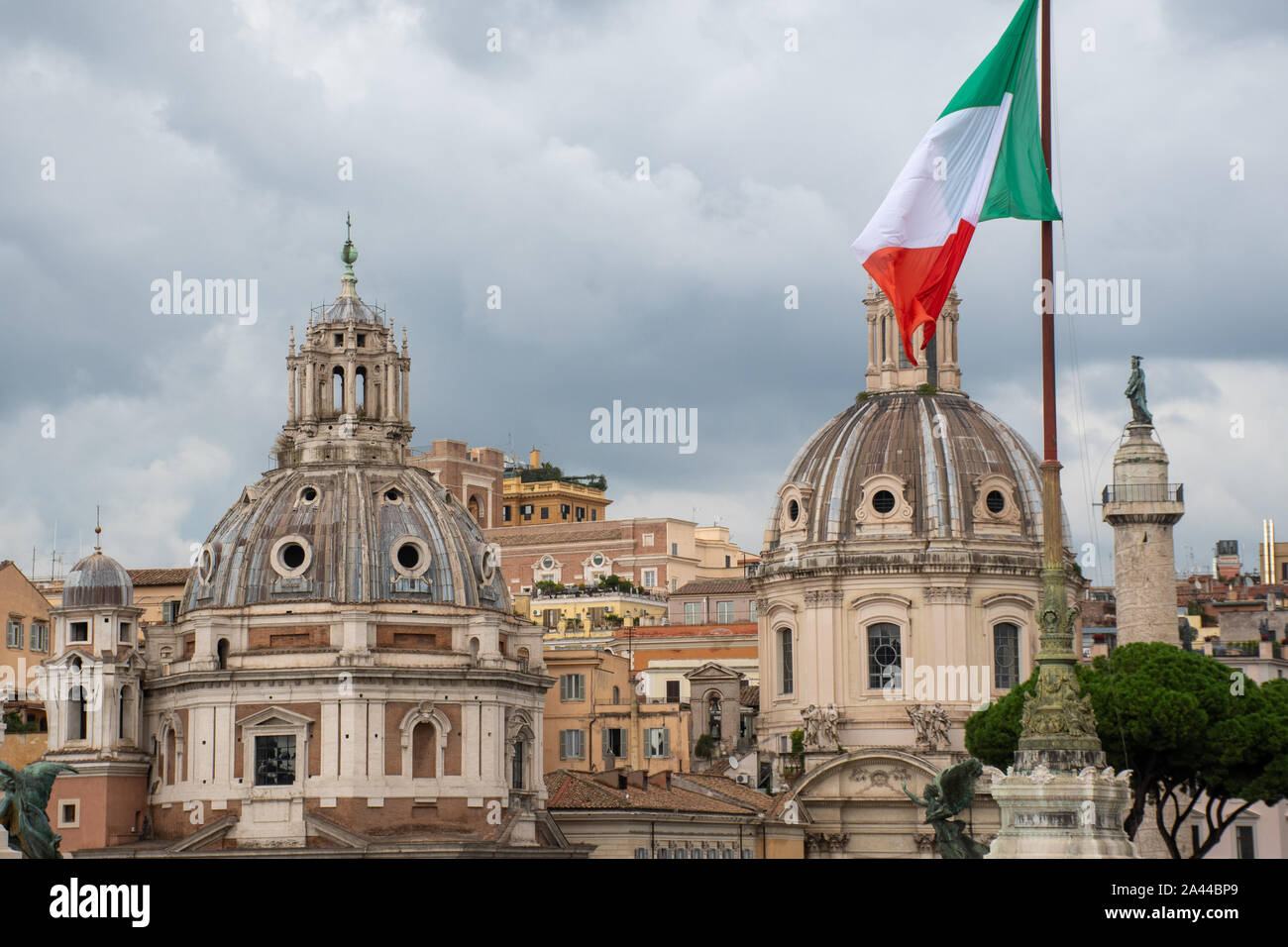 Le chiese romane con bandiera italiana in primo piano Foto Stock