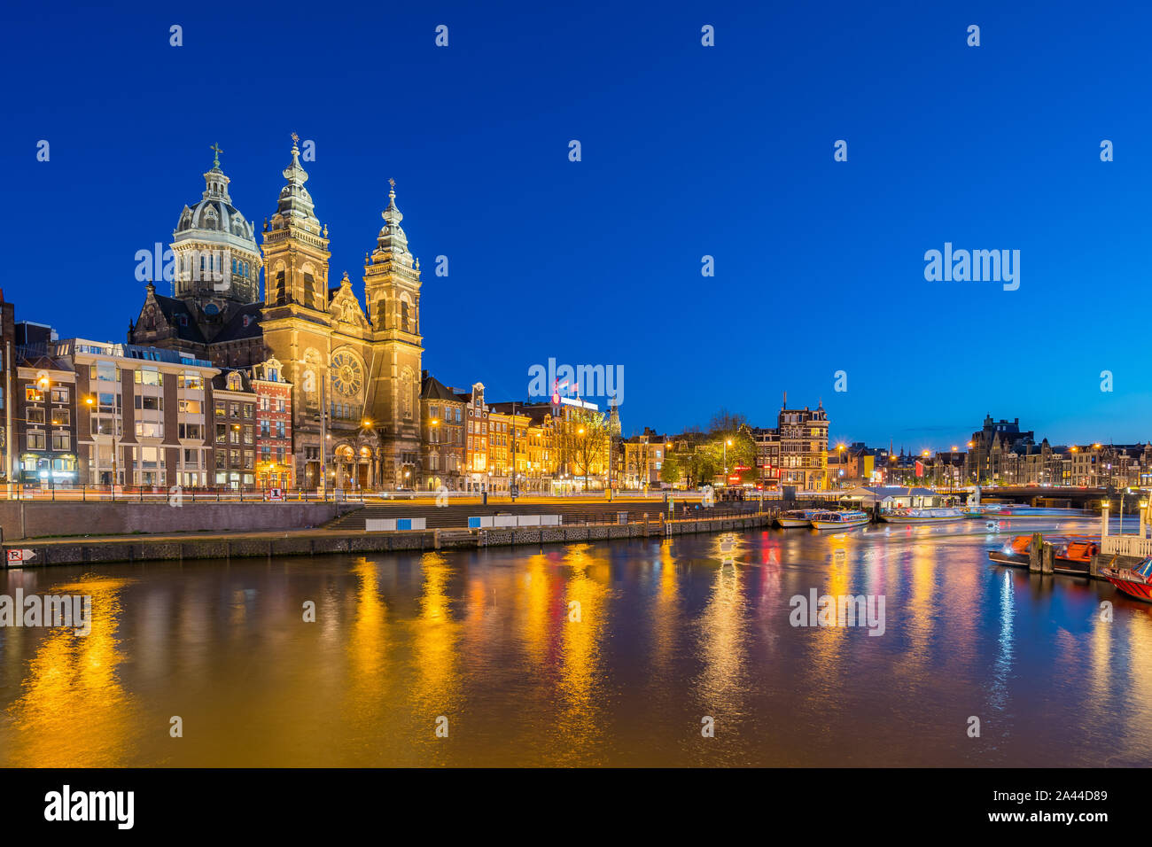Amsterdam canal e sullo skyline nella città di Amsterdam, Paesi Bassi. Foto Stock