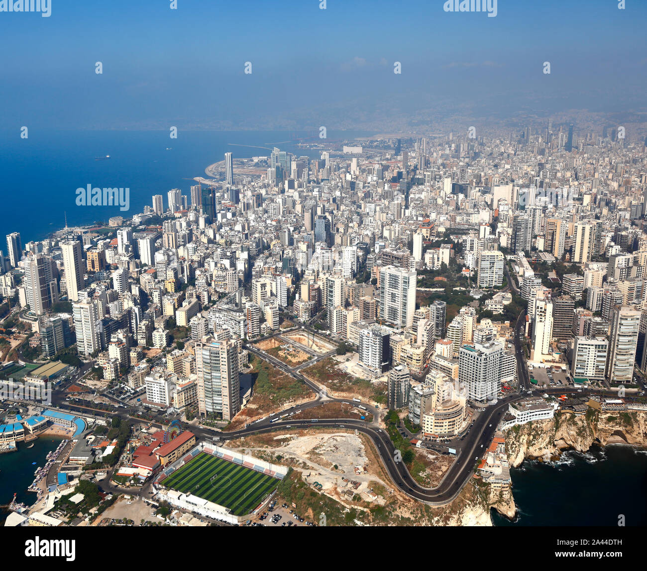 Beirut, veduta aerea della città e la sua famosa Pigeon Rocks - Libano Foto Stock
