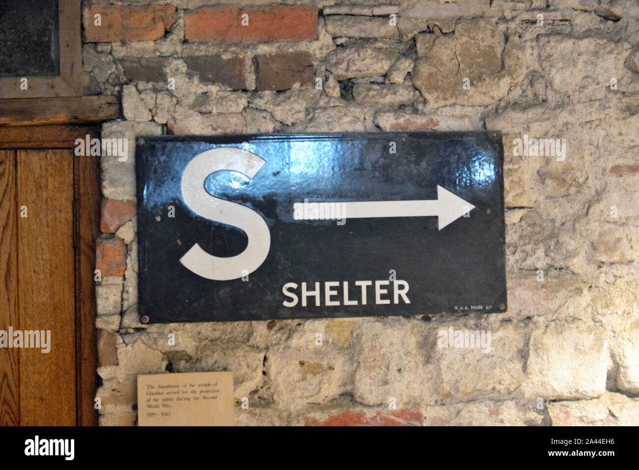 Castello di Colchester - segno verso il seminterrato, che è servito come rifugio durante la seconda guerra mondiale. Tour guidato delle parti che altrimenti non vedi. Colchester, Essex, Regno Unito. Foto Stock