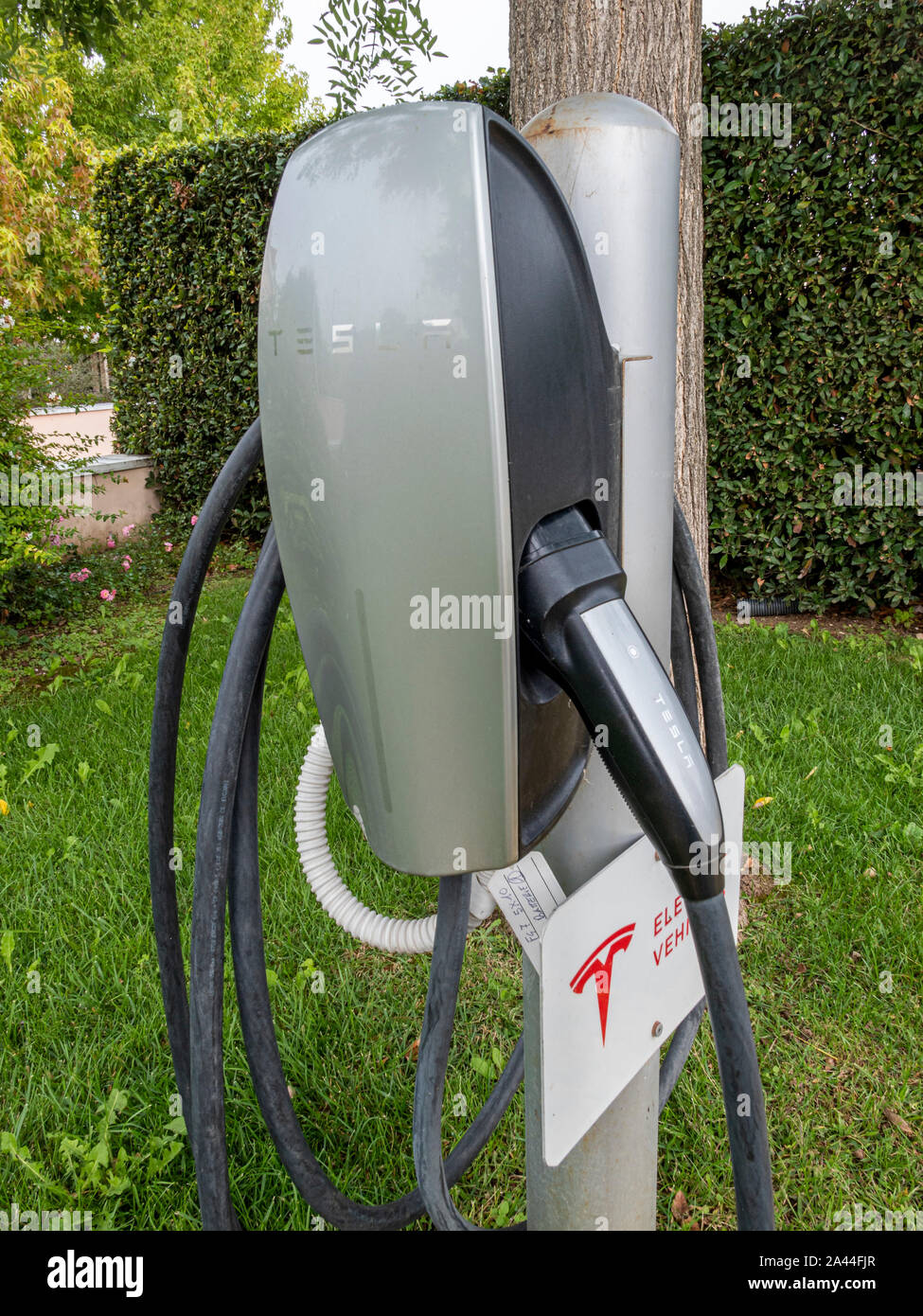 Tesla stazione di ricarica con cavo di ricarica, Bussolengo, Veneto, Italia, Europa Foto Stock