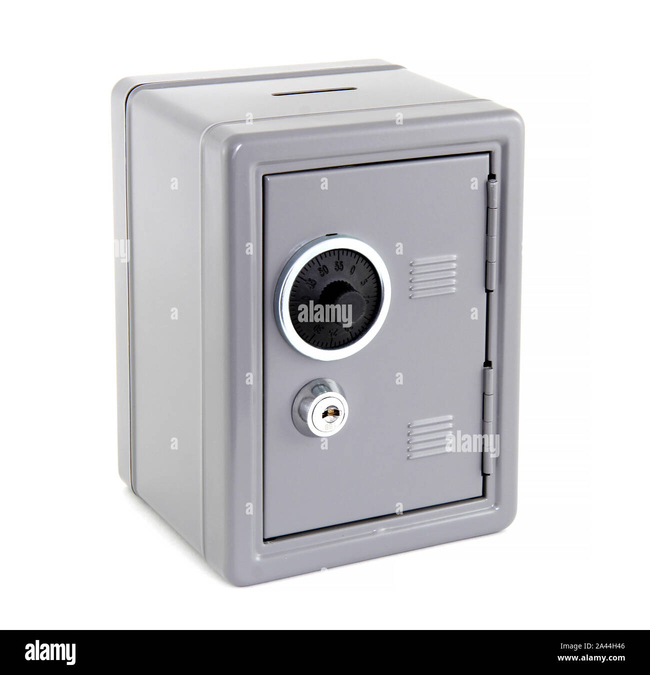 Argento metallico cassetta di sicurezza isolati su sfondo bianco. La sicurezza ha la chiave e apertura numerica. Si tratta di un luogo sicuro per denaro, documenti e oggetti di valore. Foto Stock Argento metallico cassetta di sicurezza isolati su sfondo bianco. La sicurezza ha la chiave e apertura numerica. Si tratta di un luogo sicuro per denaro, documenti e oggetti di valore. Foto Stock