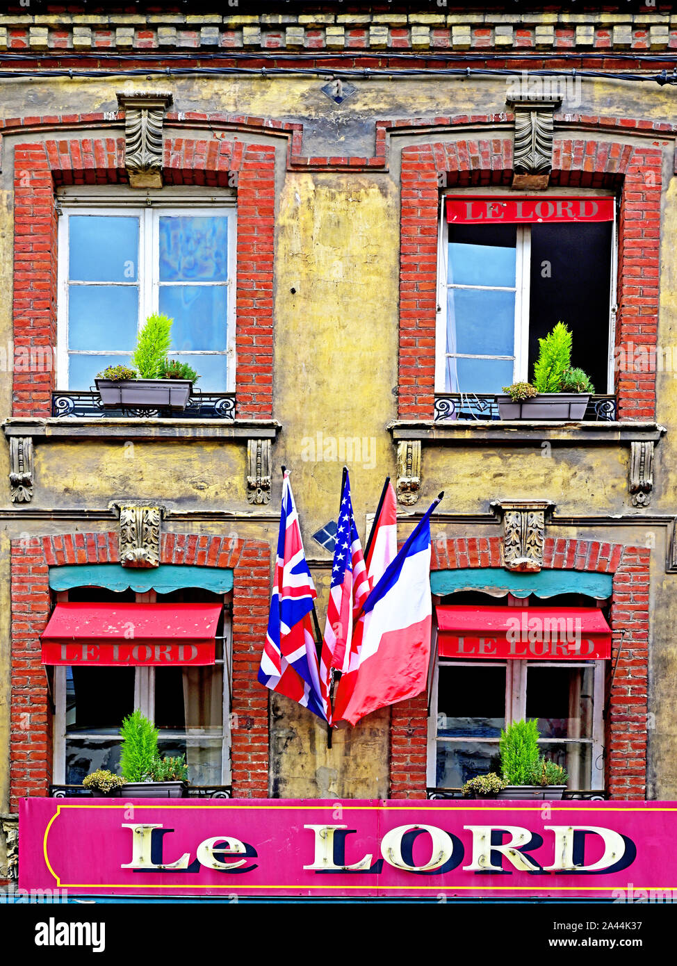 Honfleur Agosto 12 2019 finestra e display di bandiera in città Foto Stock