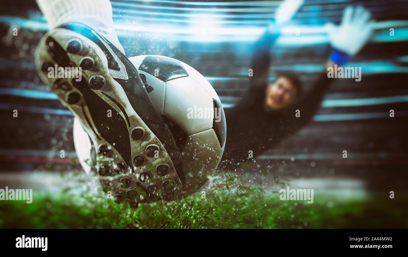 Il calcio di scena a notte corrispondono con close up di una scarpa da calcio di colpire la palla con potenza Foto Stock