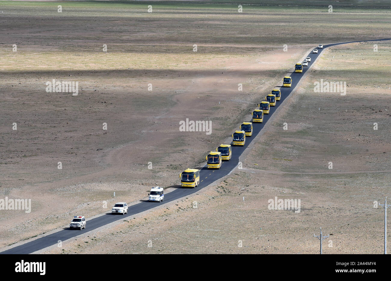 Pechino, Cina. Il 18 giugno, 2018. Foto scattata a giugno 18, 2018 mostra una flotta di veicoli sul modo per trasferire le persone da Rongma città di Nyima County di Lhasa, a sud-ovest della Cina di regione autonoma del Tibet. Credito: Chogo/Xinhua/Alamy Live News Foto Stock