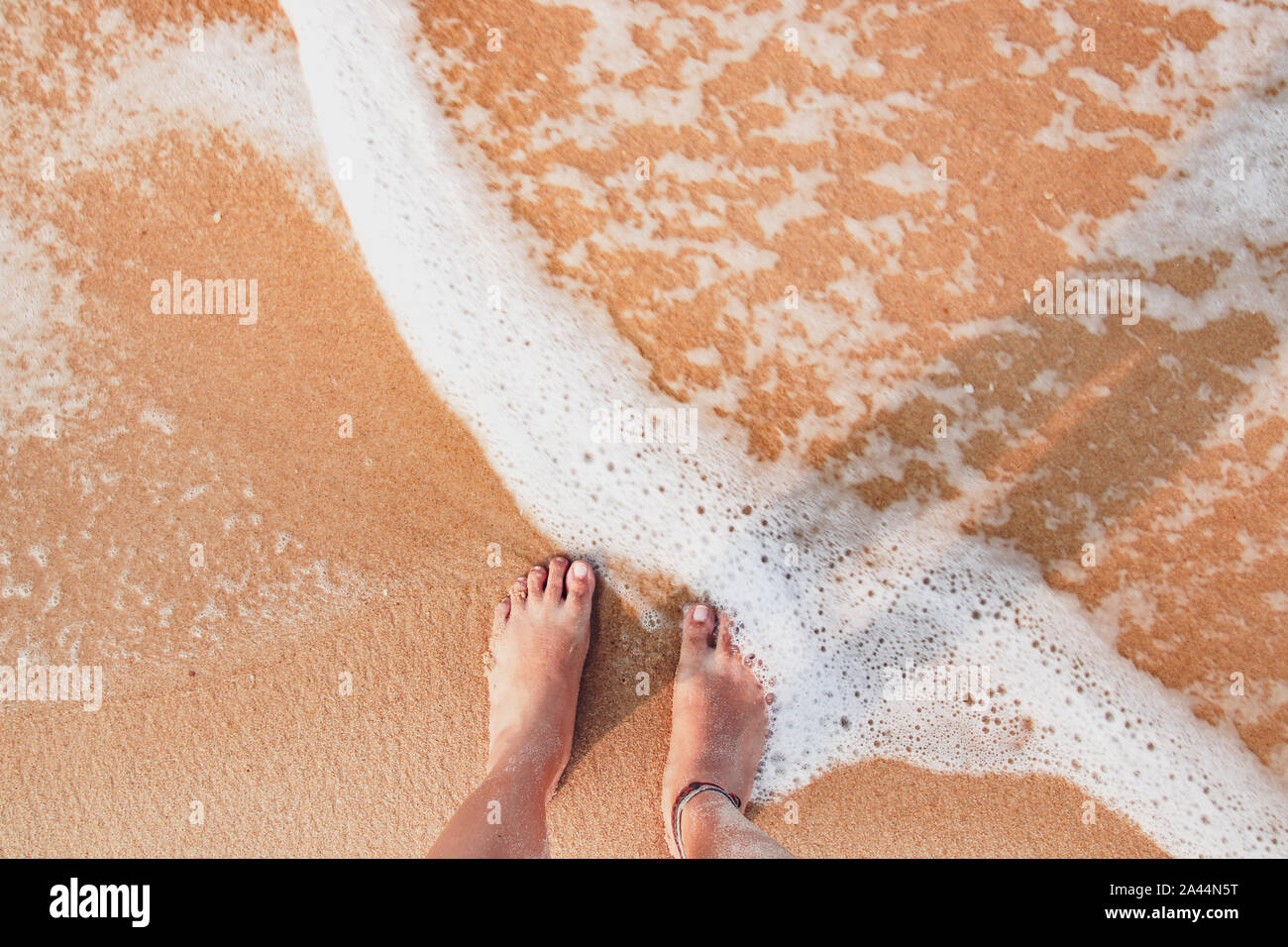 Trascorrere un periodo di relax in spiaggia in un giorno di estate e di essere uno con la natura a de lo stress Foto Stock