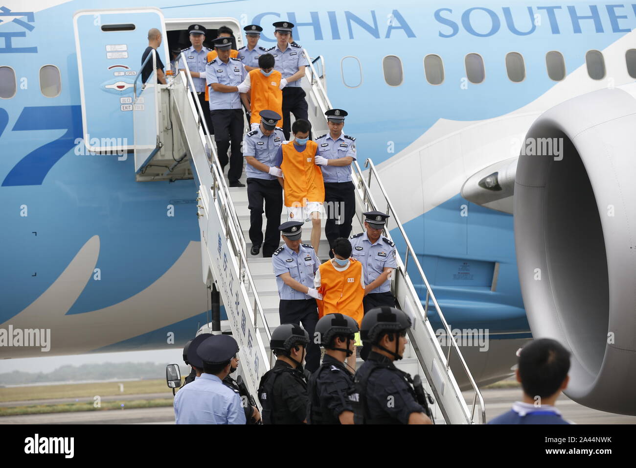 Volo charter che trasportano truffatori catturati in una cooperazione transfrontaliera tra cinesi e polizia cambogiana terre e truffatori sono trasferiti alla loc Foto Stock