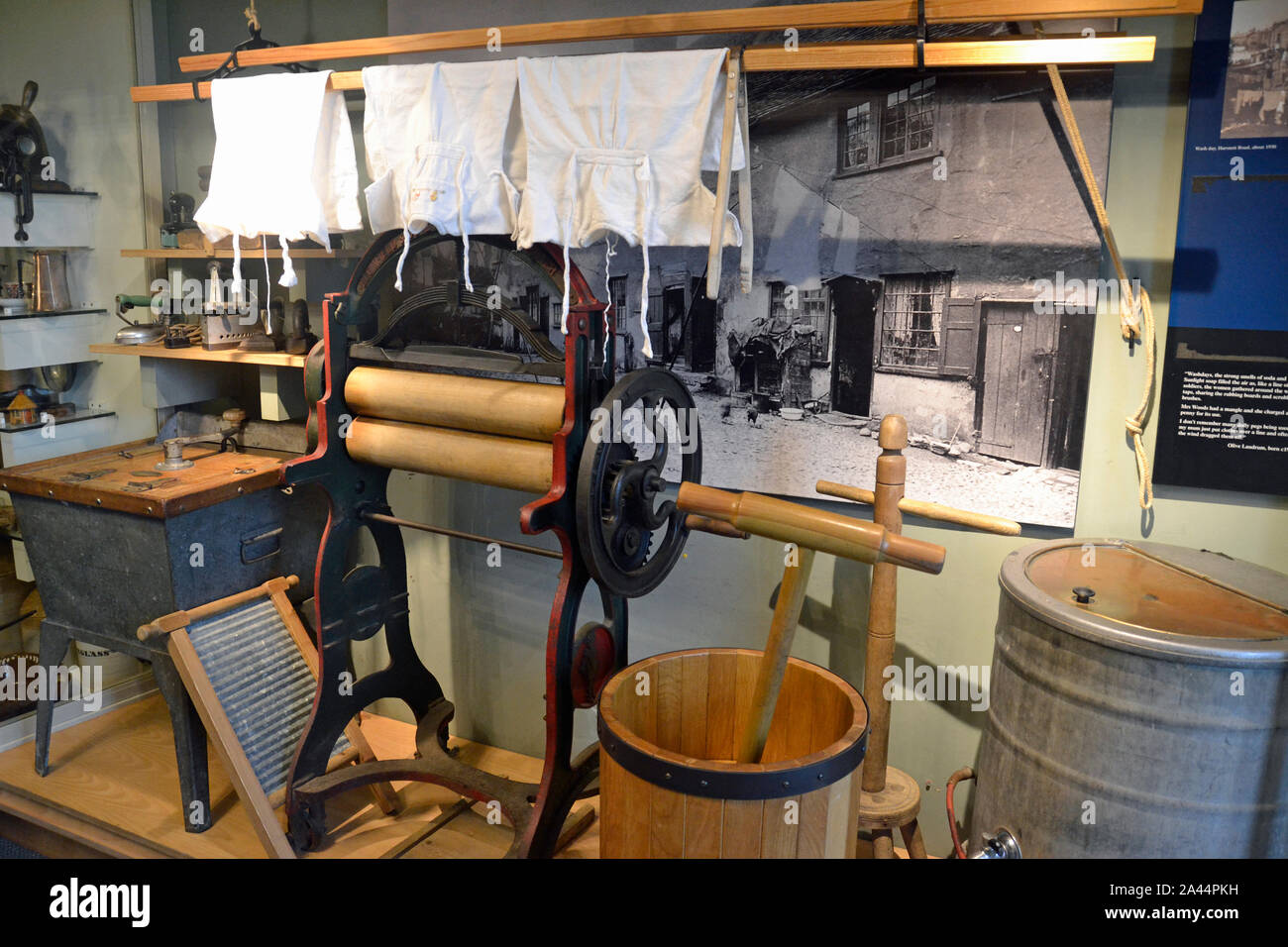 Victorian display lavanderia a Hollytrees Museum, il parco del castello, Colchester, Essex, Regno Unito Foto Stock