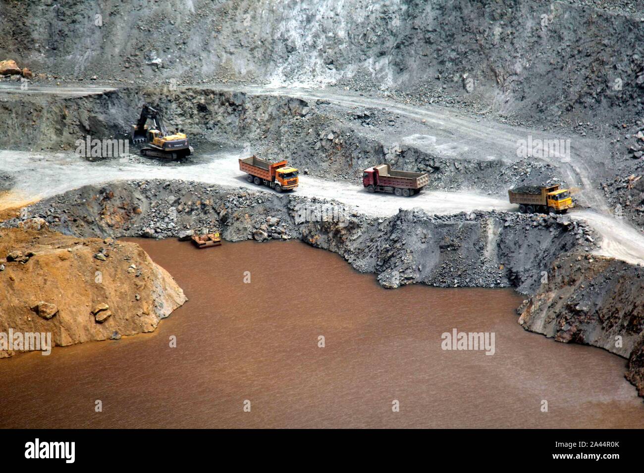 --FILE--carrelli di trasporto del minerale di ferro al Nanshan Miniera di ferro in Ma'anshan city, est cinese della provincia di Anhui, 18 giugno 2017. Non sorprende th Foto Stock