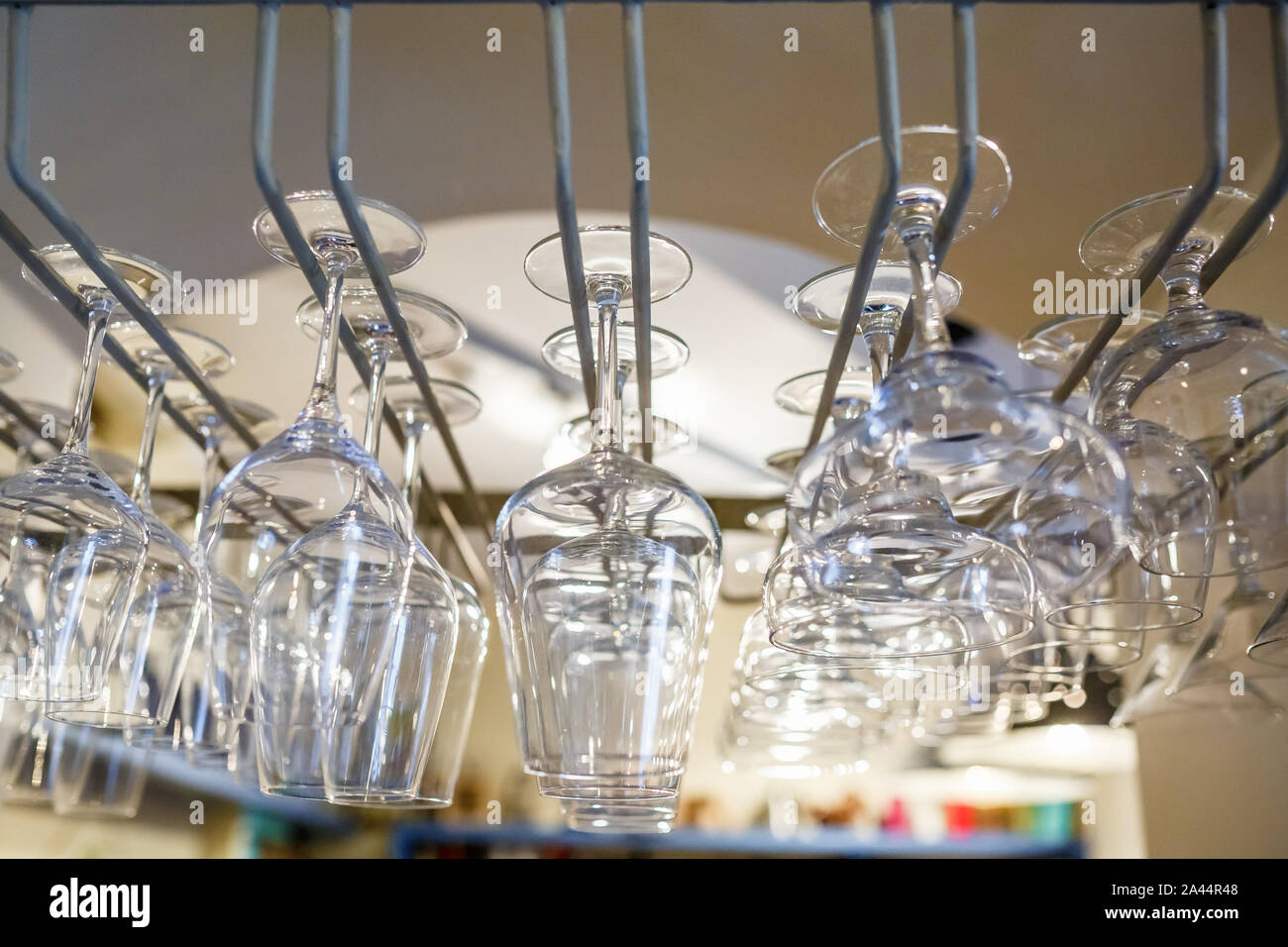 Righe di bicchieri vuoti appendere su ricezione Tabella di partito in bar. Chiudere fino alla fila di bicchieri preparare al servizio per cena Foto Stock