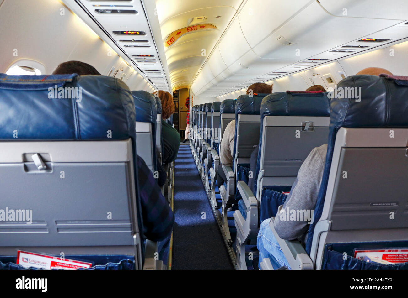 Una vista lungo la navata centrale di un Loganair Embrear 145 in volo da Norwich a Aberdeen, Regno Unito, Europa. Foto Stock