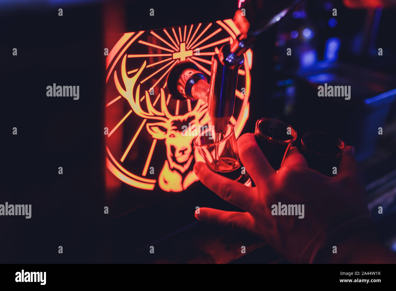 Ufa, Russia, HARAT'S PUB, 15 Novembre, 2018: Jagermeister alcol bevande nel bar. Il barista versa un bicchiere Foto Stock