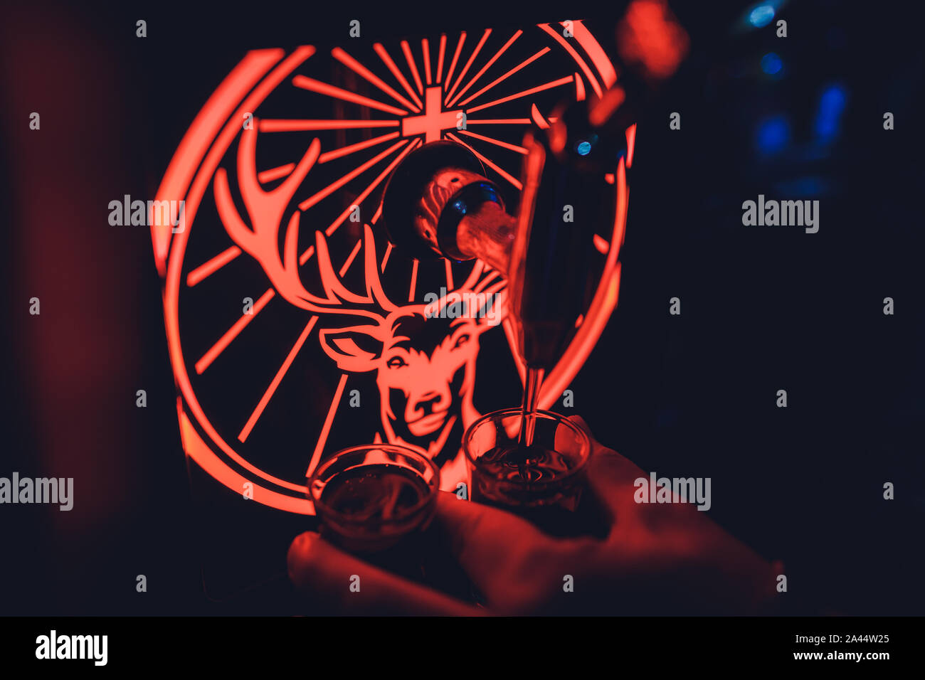 Ufa, Russia, HARAT'S PUB, 15 Novembre, 2018: Jagermeister alcol bevande nel bar. Il barista versa un bicchiere Foto Stock