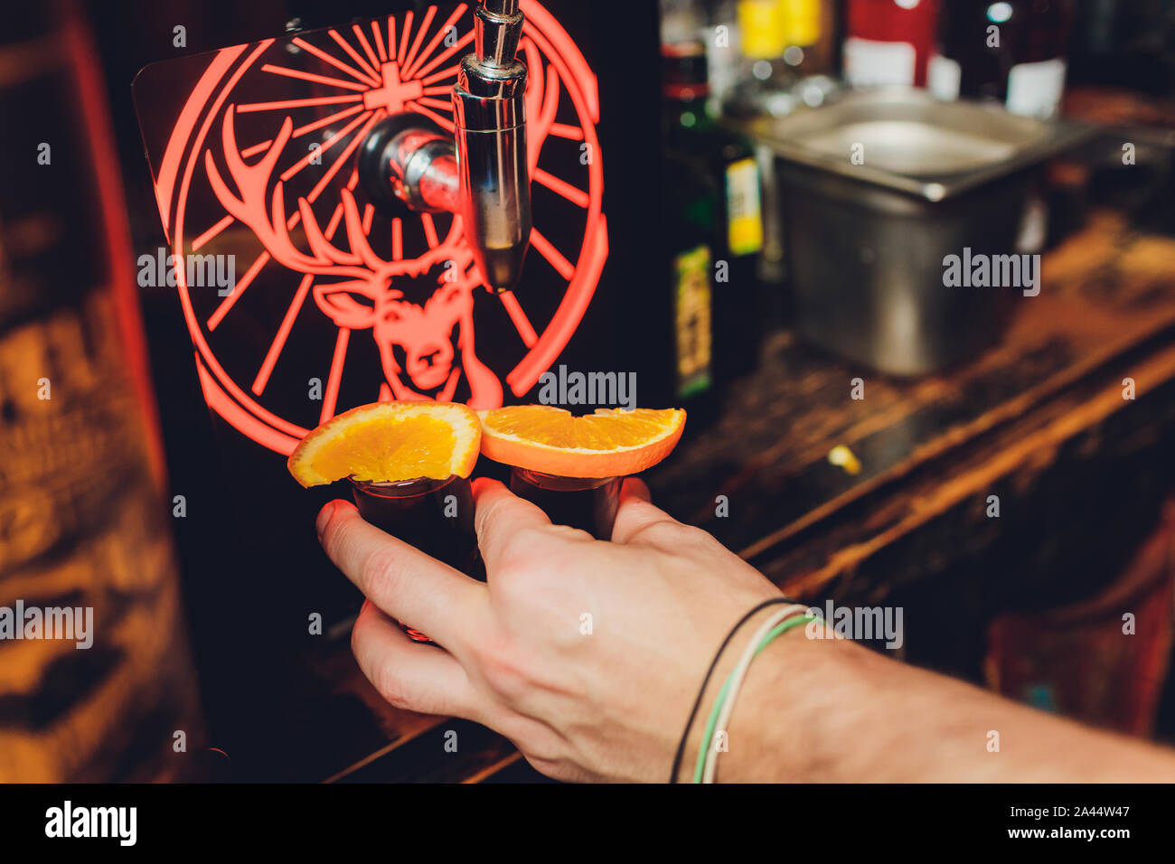 Ufa, Russia, HARAT'S PUB, 15 Novembre, 2018: Jagermeister alcol bevande nel bar. Il barista versa un bicchiere Foto Stock