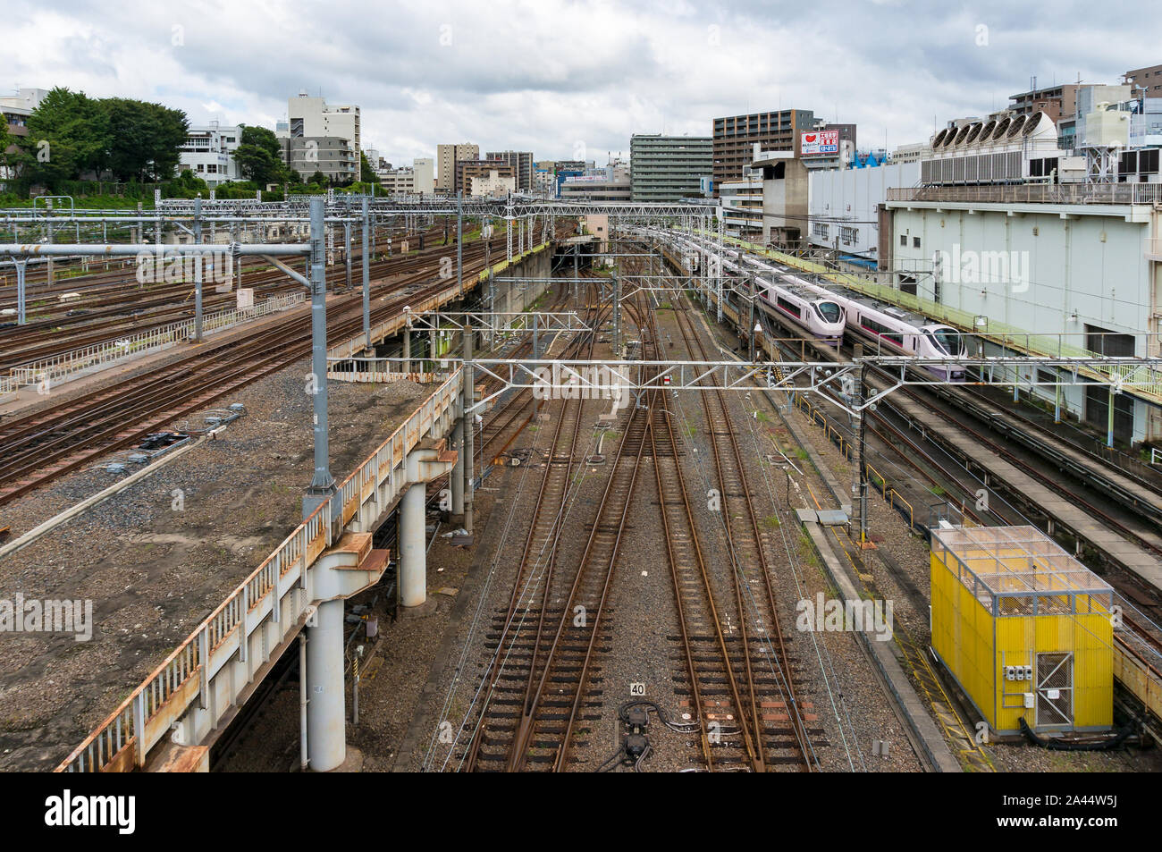 Tokyo, Giappone - 29 agosto 2016: stazione di Ueno con multi-storey linee ferroviarie, le vie e shinkansen, bullet treni rapidi sulla piattaforma. Ueno è il busi Foto Stock