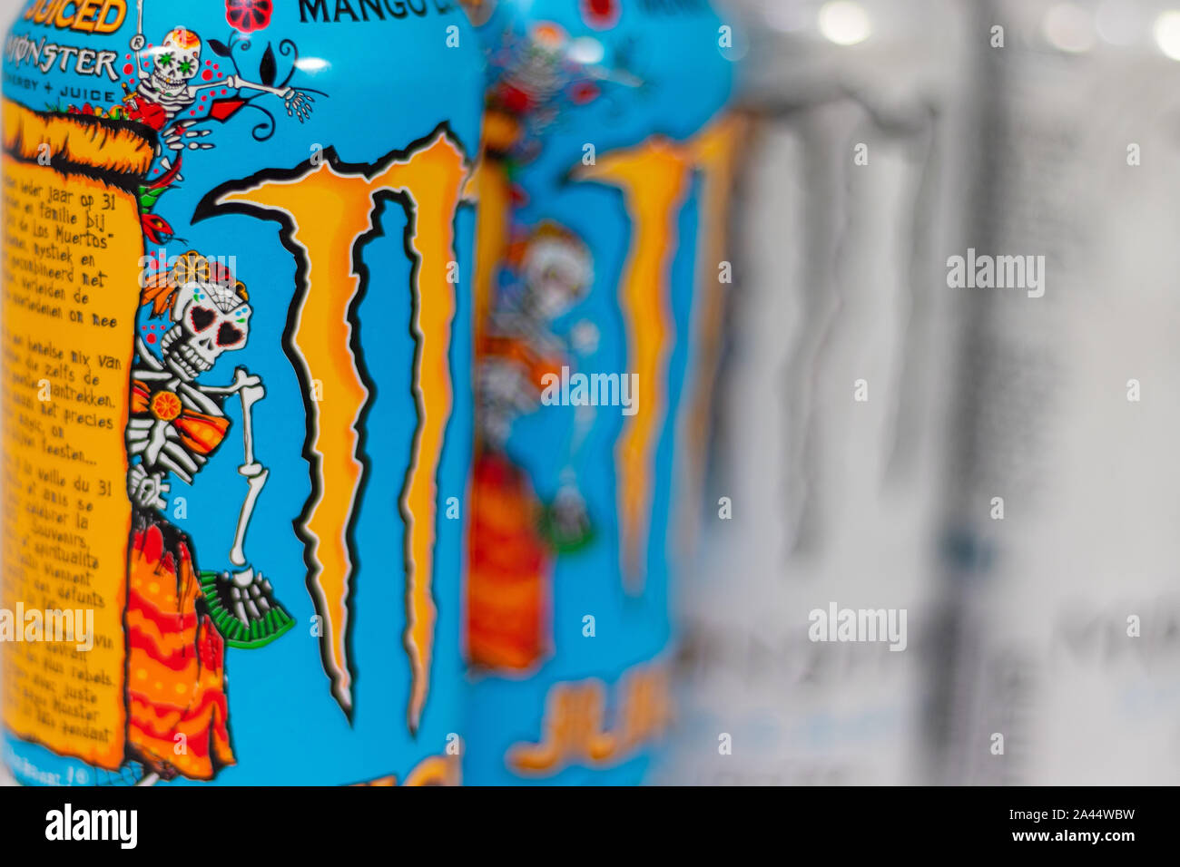 5 Ottobre , 2019 - Amsterdam, Paesi Bassi: coloratissime lattine di bevande energetiche nello scambiatore di calore Foto Stock