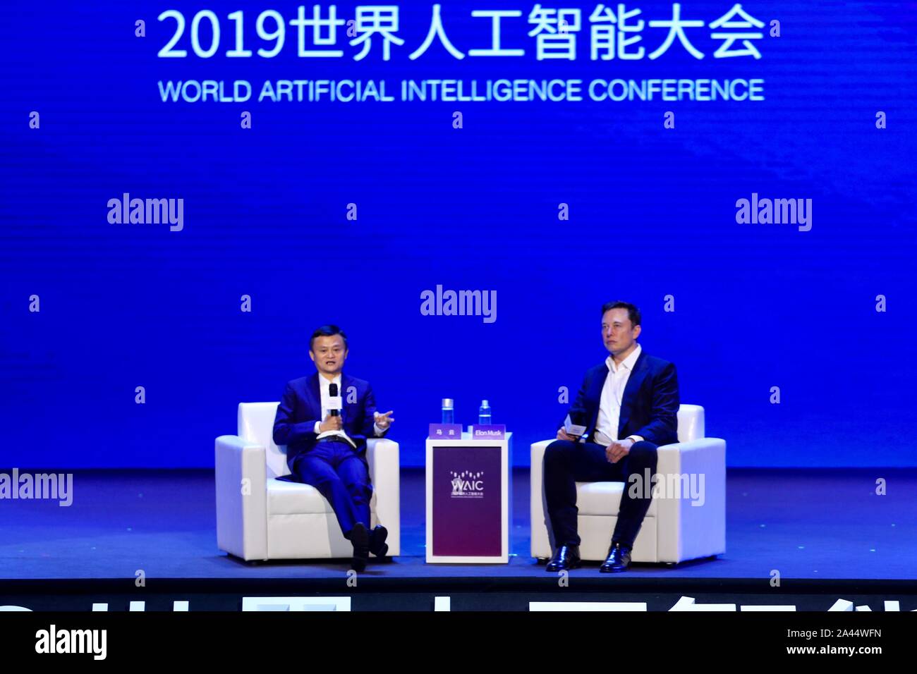 Cinese magnate business Ma Jack, sinistra, colloqui con tecnologia americana di imprenditore, investitore e l'ingegnere Elon Musk, destra, durante l'apertura cerem Foto Stock