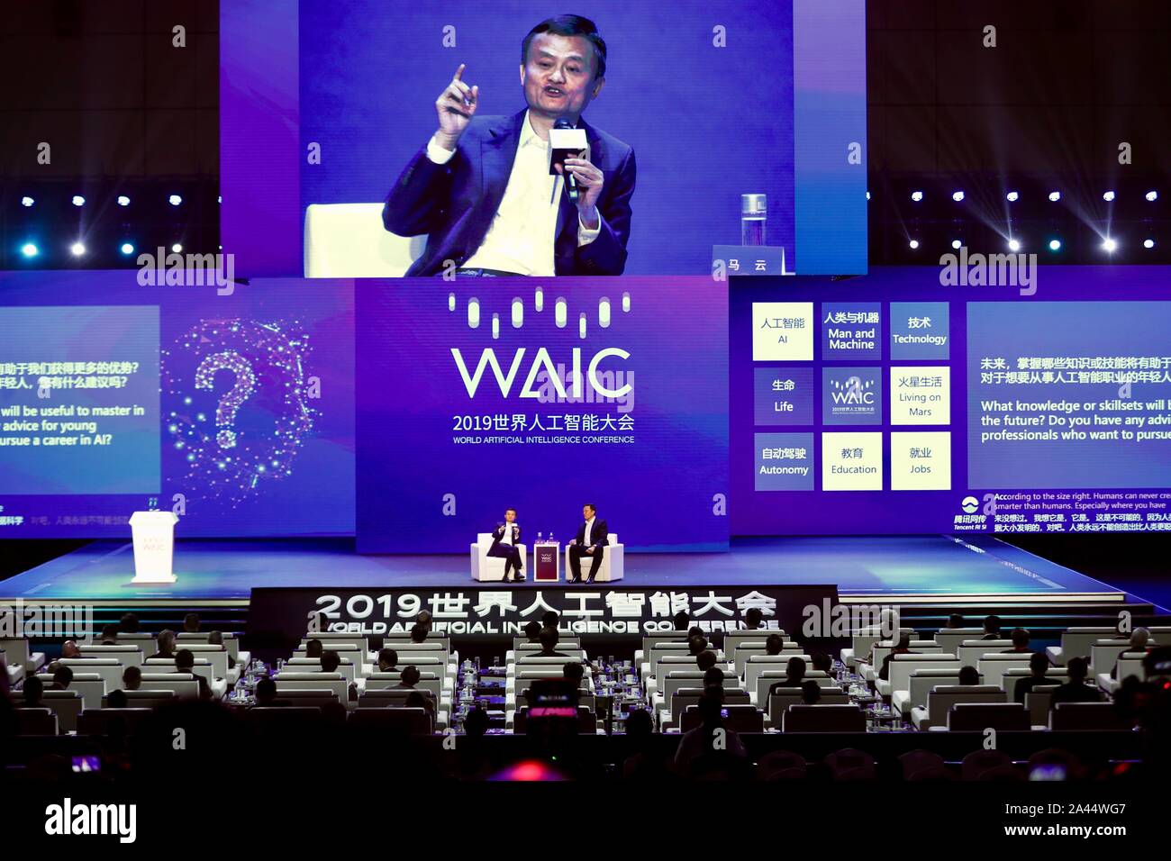 Cinese magnate business Ma Jack, sinistra, colloqui con tecnologia americana di imprenditore, investitore e l'ingegnere Elon Musk, destra, durante l'apertura cerem Foto Stock