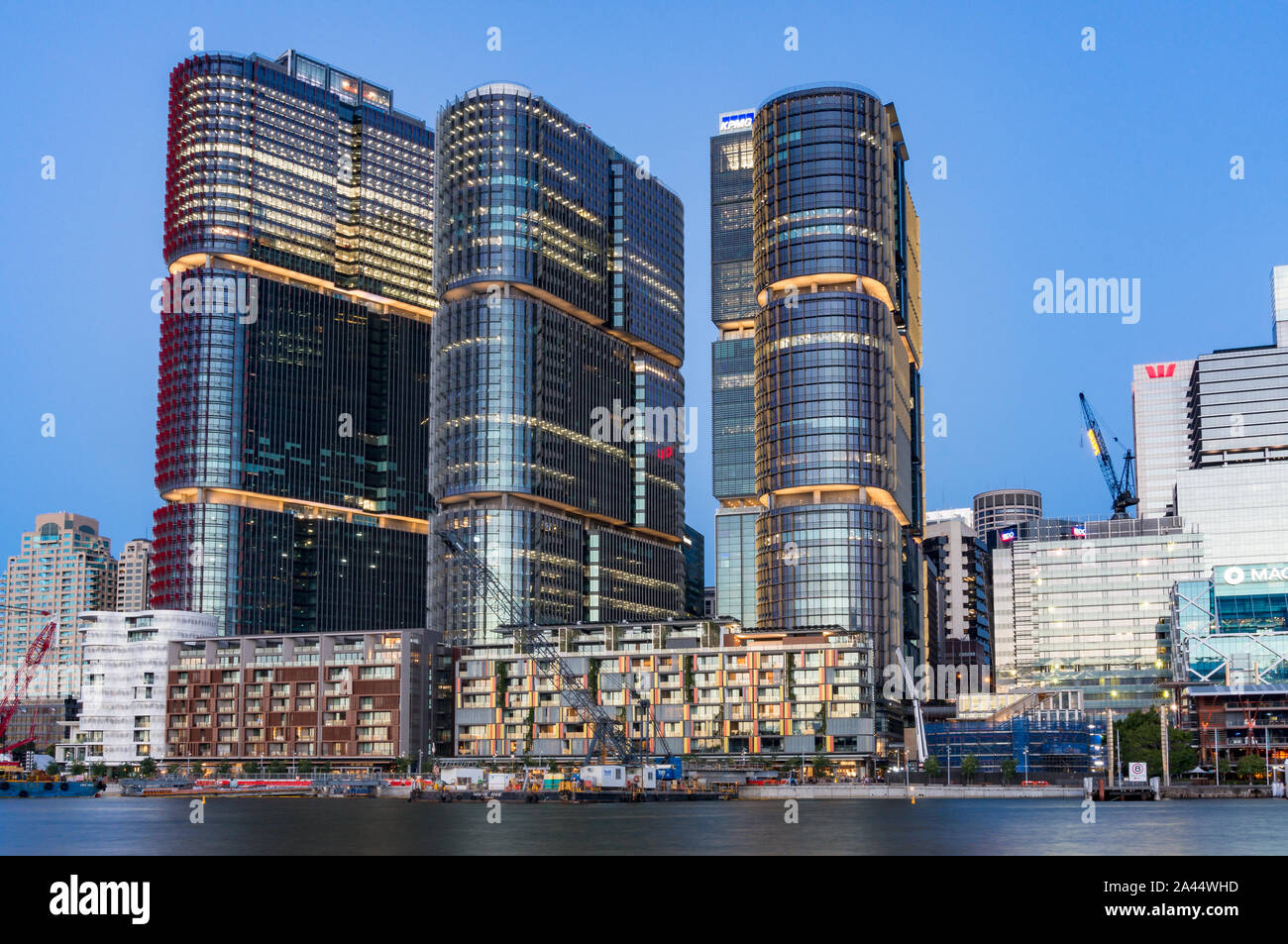 Sydney, Australia - 13 Novembre 2016: Barangaroo edifici per uffici a crepuscolo. Paesaggio urbano di Sydney Foto Stock