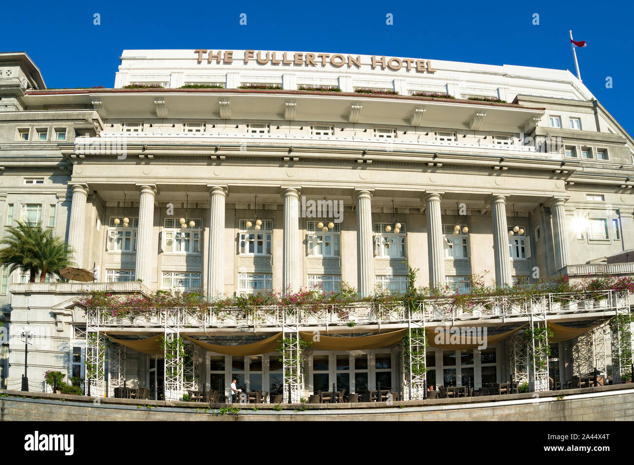 Singapore, Singapore - Ottobre 04, 2013: Fullerton Hotel esterno. Fullerton è un albergo cinque stelle lusso situato nel pieno centro della zona centrale, Foto Stock