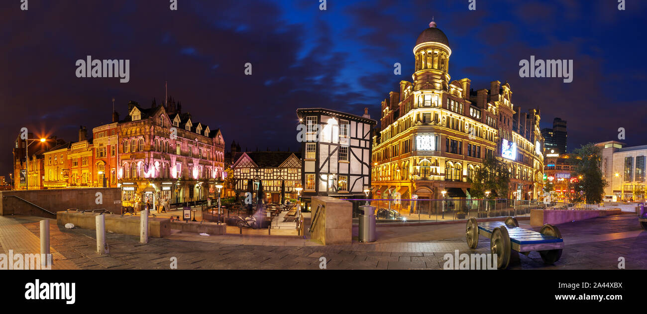 MANCHESTER, Inghilterra- Marzo 26,2013: Il vecchio Wellington Inn e Sinclairs Oyster Bar nel caos quadrato, triangolo edificio dietro , l'ex co Foto Stock