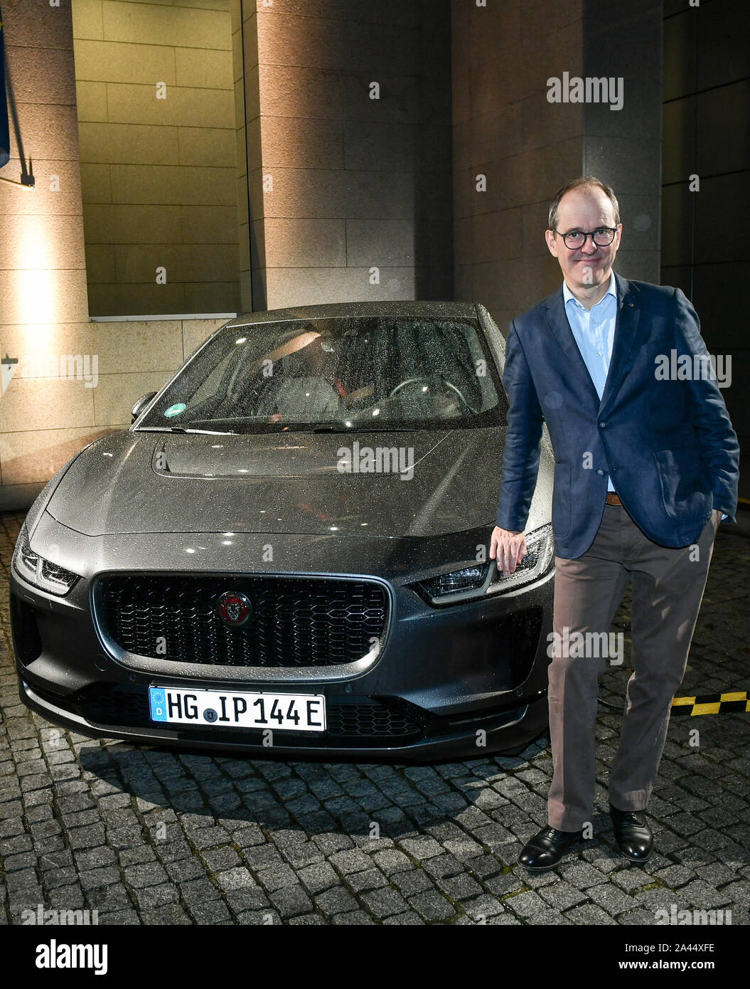 Berlino, Germania. Undicesimo oct, 2019. Sir Sebastian legno, Ambasciatore Britannico, sorge a un ricevimento dell'Ambasciata britannica presso il "Festival delle Luci' presso la sua nuova vettura ufficiale. Si tratta di una completamente elettrica Jaguar SUV I-RITMO. Per la prima volta l'edificio è illuminato. La luce artwork è dedicata al tema "verde è grande', che unisce i temi della sostenibilità e della protezione del clima entro il governo britannico "Gran Bretagna" campagna. Credito: Jens Kalaene/dpa-Zentralbild/dpa/Alamy Live News Foto Stock