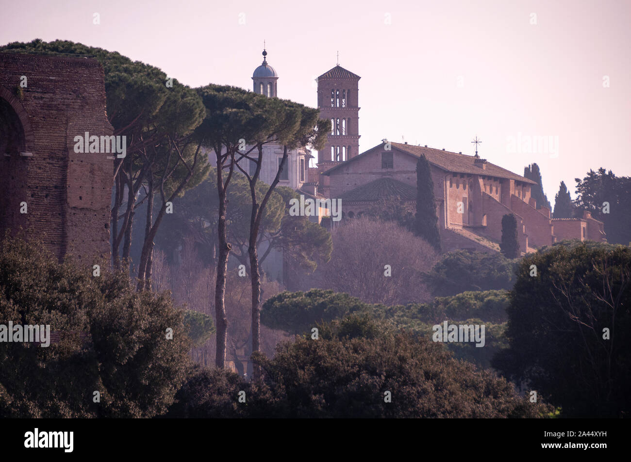 Circo massimo e campanile romanico a Roma, Italia Foto Stock