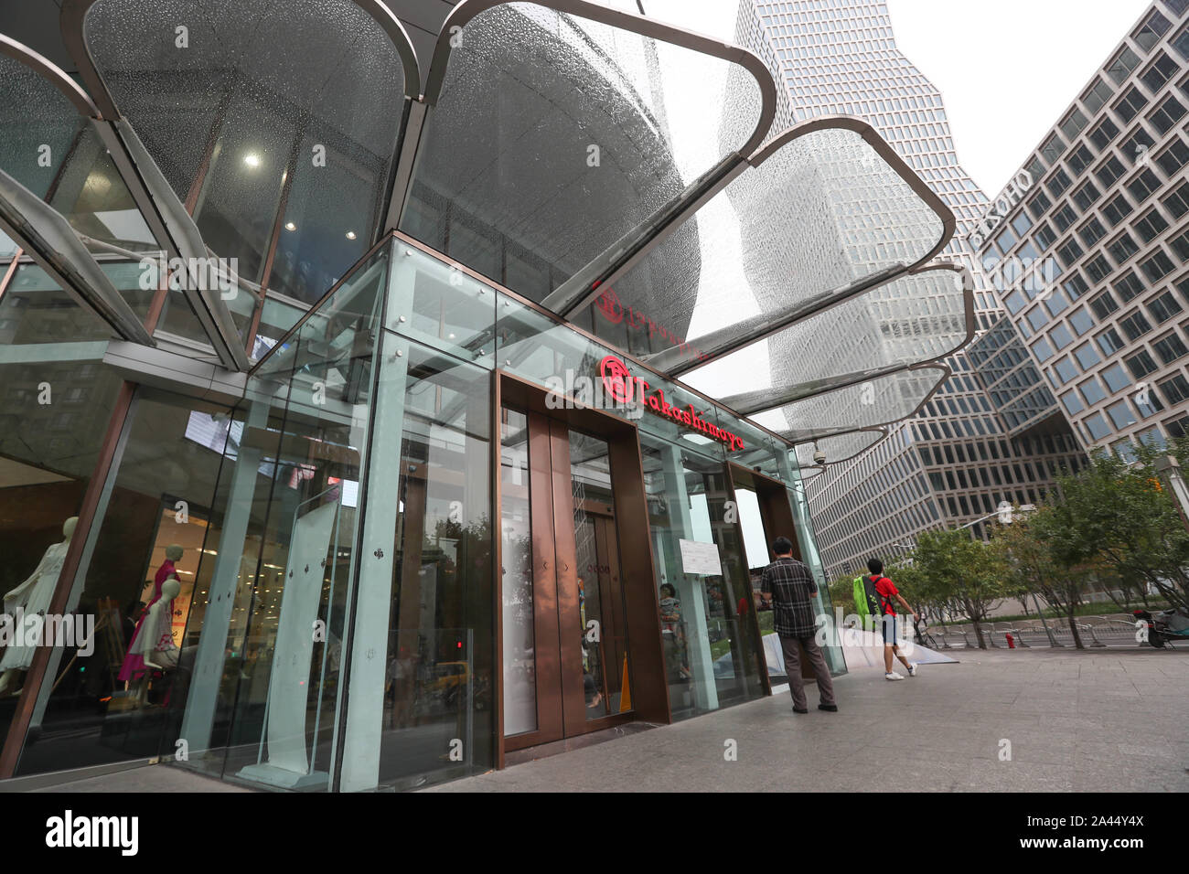 --FILE--Vista della Shanghai grandi magazzini Takashimaya in Cina a Shanghai, 27 luglio 2019. Takashimaya e, un Giapponese department store catena che ent Foto Stock