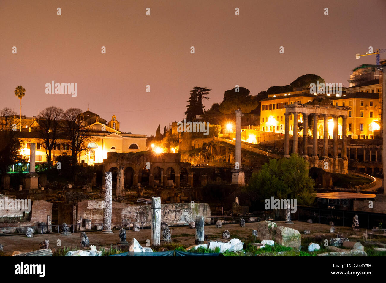 Otto colonne del Tempio di Saturno, costruito nel 497 a.C. nel foro Romano di Roma, Italia. Foto Stock