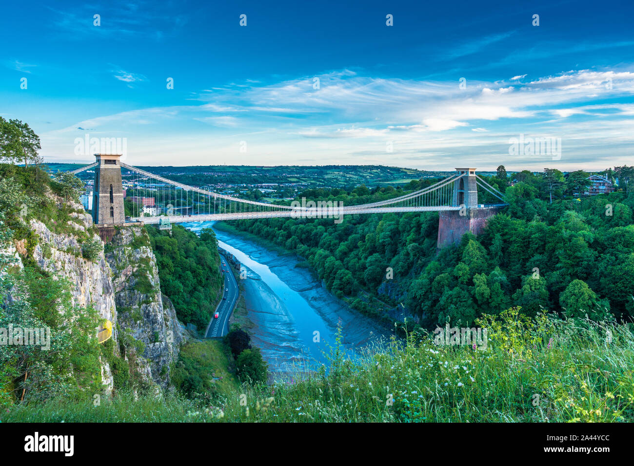 Il ponte sospeso di Clifton che copre la Avon Gorge con il fiume Avon sotto, Bristol, Inghilterra. Regno Unito. Foto Stock