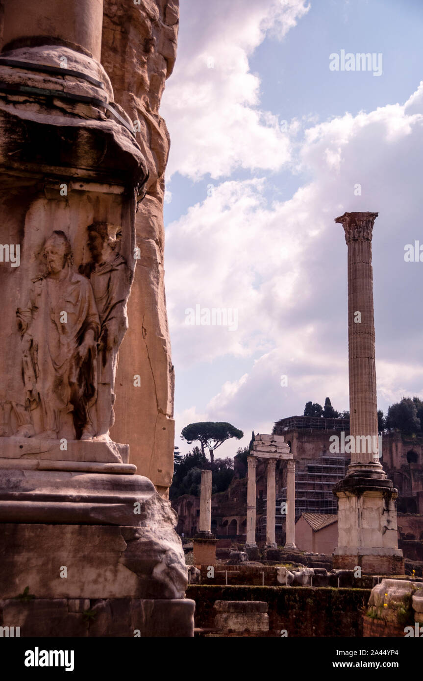 Il Tempio di Castore e Polluce e la colonna corinzia scanalata di Foca nel foro Romano, Roma, Italia. Foto Stock