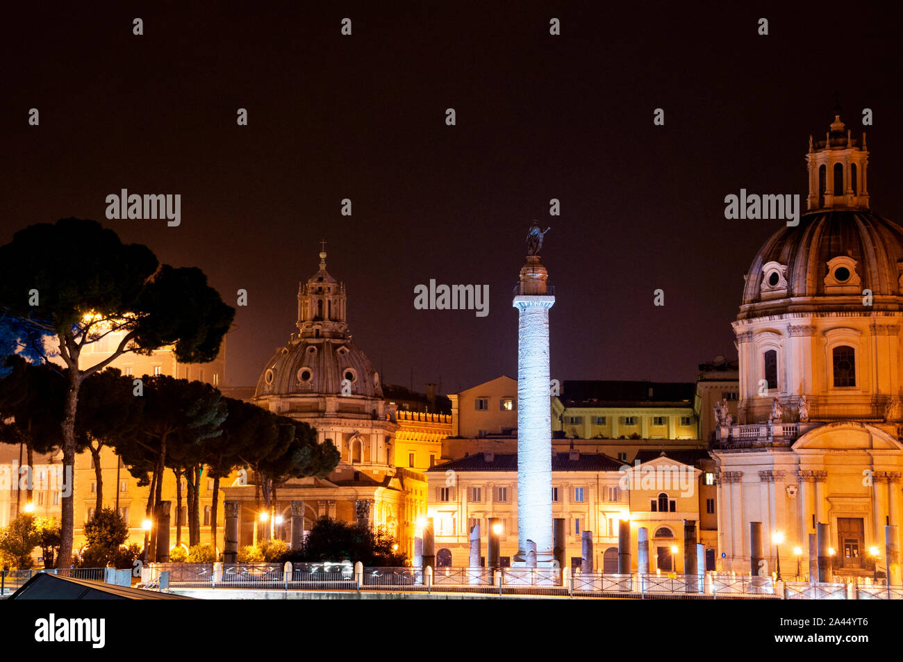 113 d.C. la colonna di Traiano sopravvive intatta nelle rovine del foro di Traiano a Roma, Italia. Foto Stock
