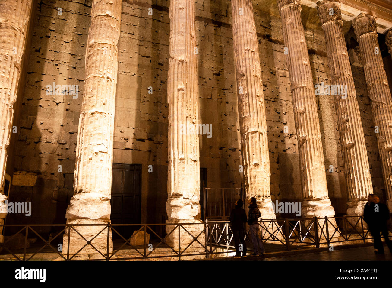 Antiche colonne scanalate massicce conservate del Tempio di Adriano a Roma, Italia. Foto Stock