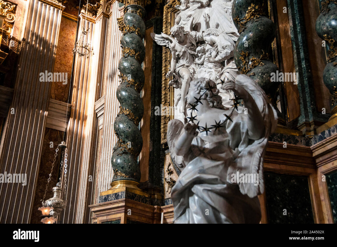 Scultura in bassorilievo e colonne ritorte della chiesa barocca di Sant'Ignazio dei Gesuiti a Roma, Italia. Foto Stock