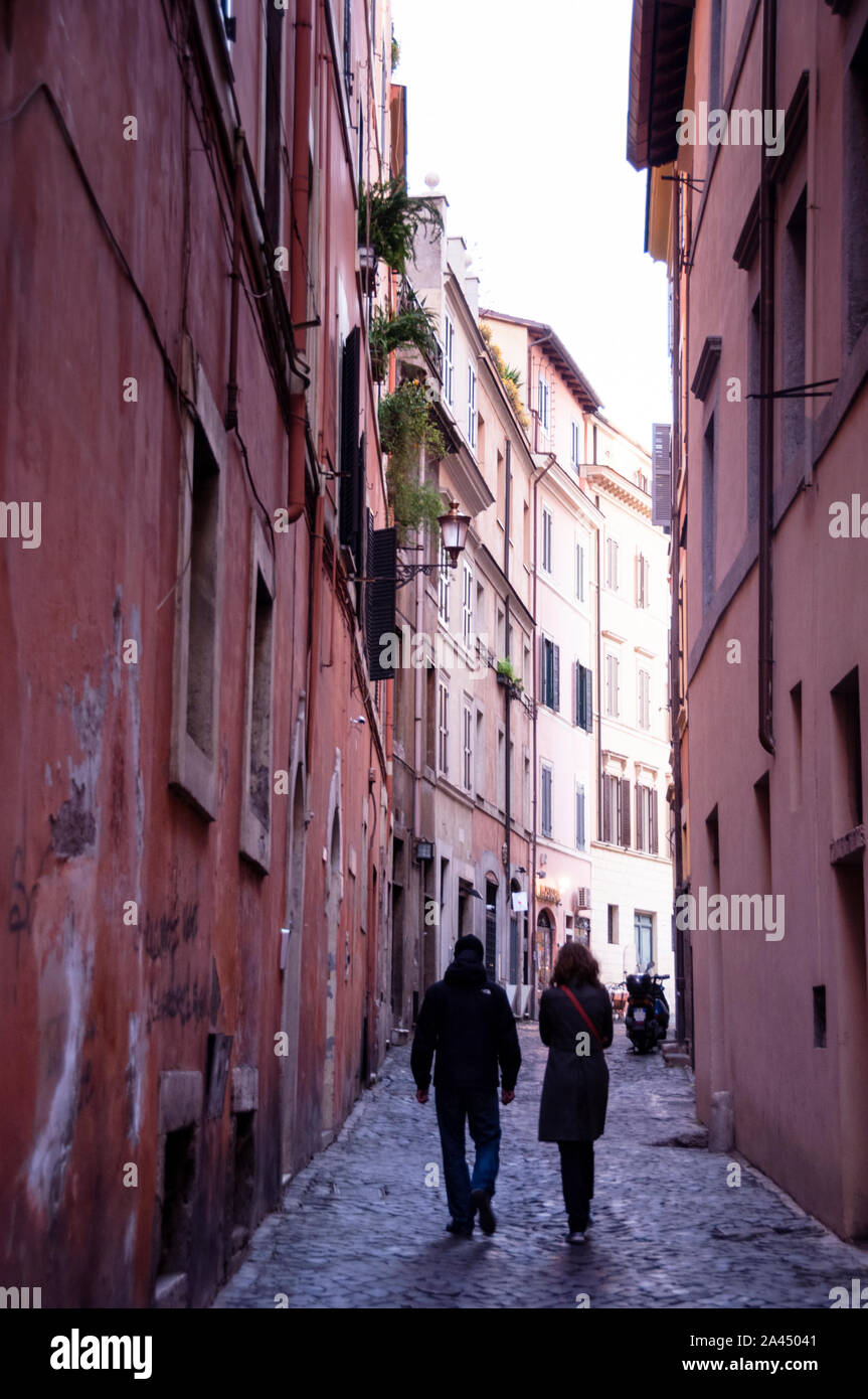 Cammina per le strade acciottolate di Roma, Italia. Foto Stock