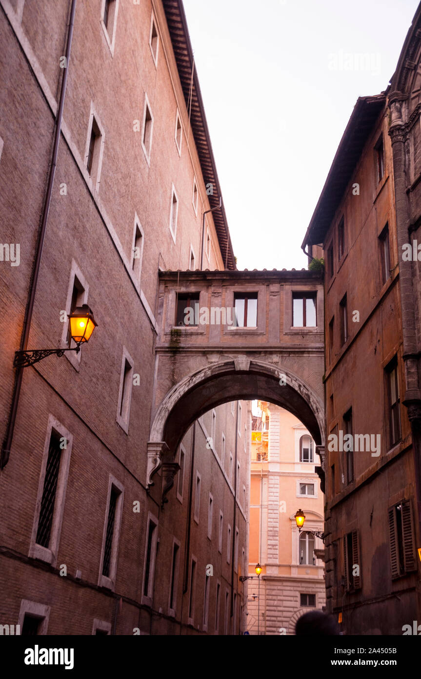 Passerella coperta ad arco a Roma, Italia. Foto Stock