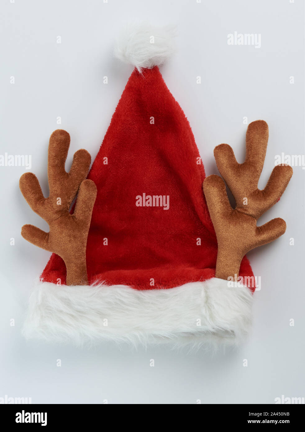 Santa Claus hat con corna di cervo su sfondo bianco Foto Stock