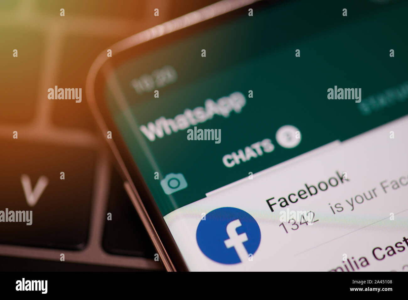 New york, Stati Uniti d'America - 12 settembre 2019: Whatsapp chattare con facebook nella schermata dello smartphone vicino la vista Foto Stock