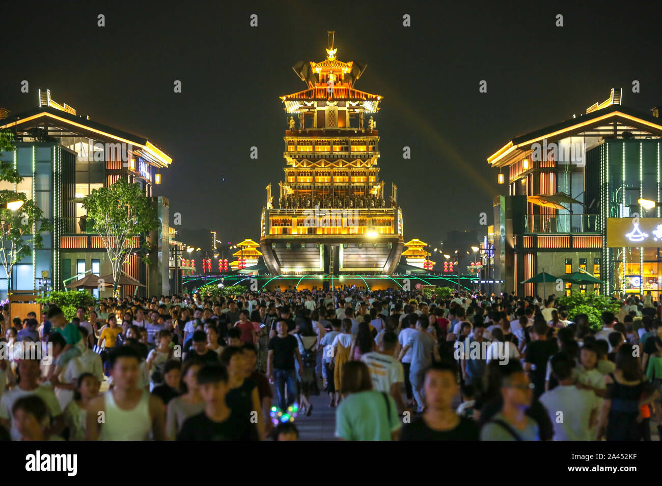 Migliaia di turisti cram Kunming Chi punto panoramico sulla tradizionale festa cinese Qixi Festival, noto anche come il cinese il giorno di San Valentino mi Foto Stock