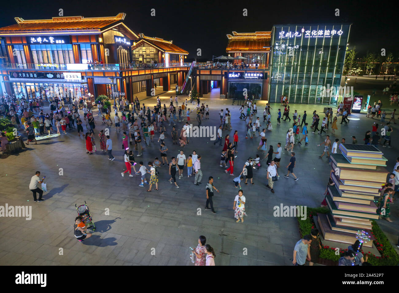 Migliaia di turisti cram Kunming Chi punto panoramico sulla tradizionale festa cinese Qixi Festival, noto anche come il cinese il giorno di San Valentino mi Foto Stock
