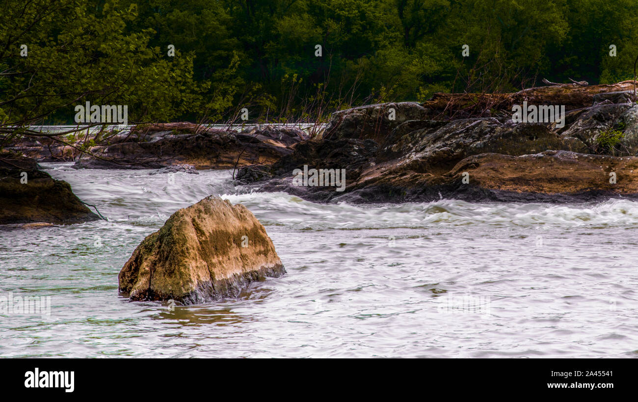 Grande masso in acqua sul fiume a Great Falls National Park con di fronte a rapide piccolo Foto Stock