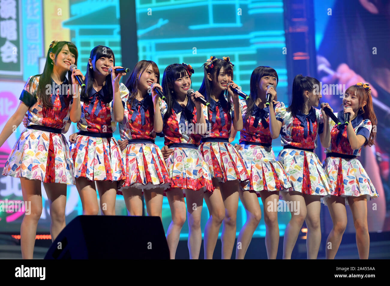Membri del idol giapponese ragazza gruppo AKB48 e sua sorella internazionale di gruppi di eseguire durante la AKB48 Group Asia Festival in Cina a Shanghai, 24 Augu Foto Stock