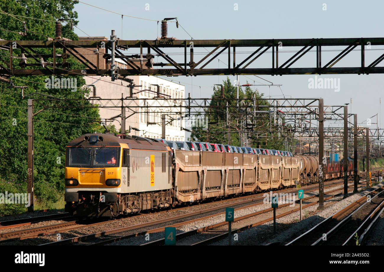 Una classe 92 locomotore elettrico numero 92017 lavorando un impresa di trasporto merci a carro completo a South Kenton il 12 luglio 2006. Foto Stock