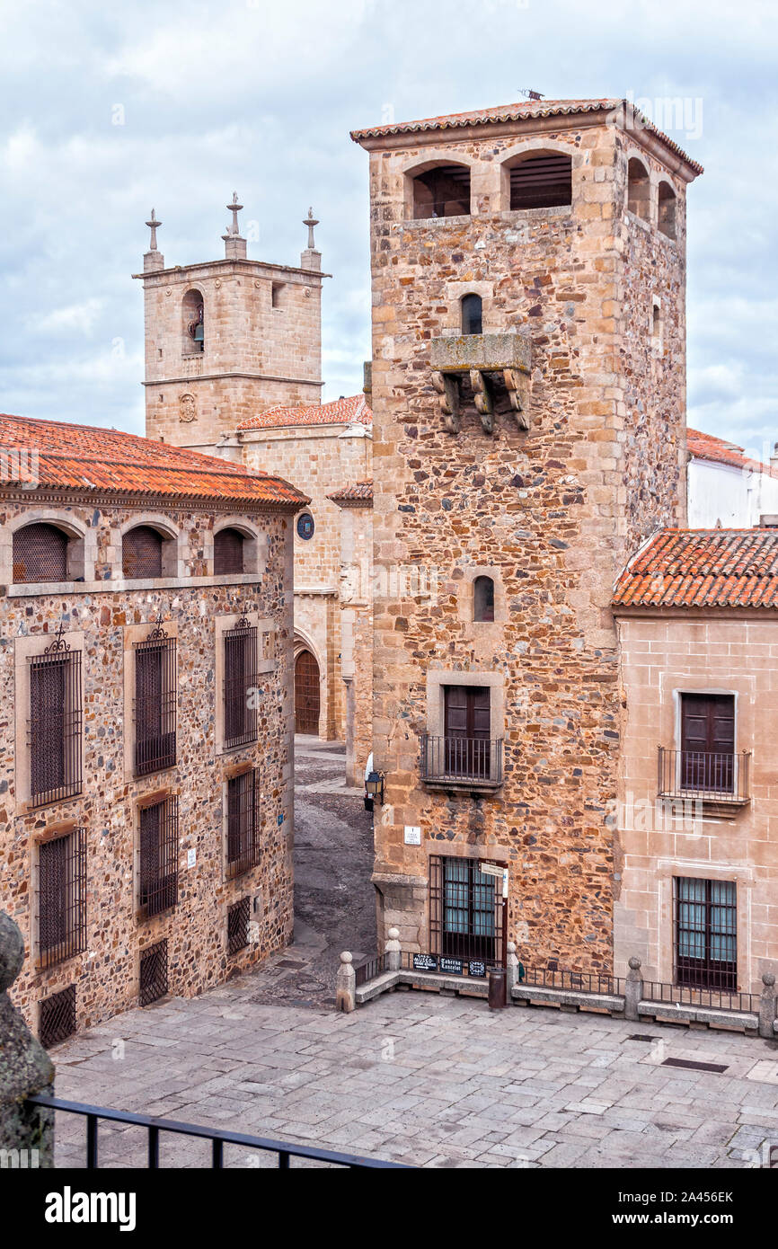 Plaza de San Jorge con El Palacio de los Golfines de abajo y la Iglesia de Concattedrale di Santa Maria al fondo. Ciudad de Cáceres. Extremadura. España. Foto Stock