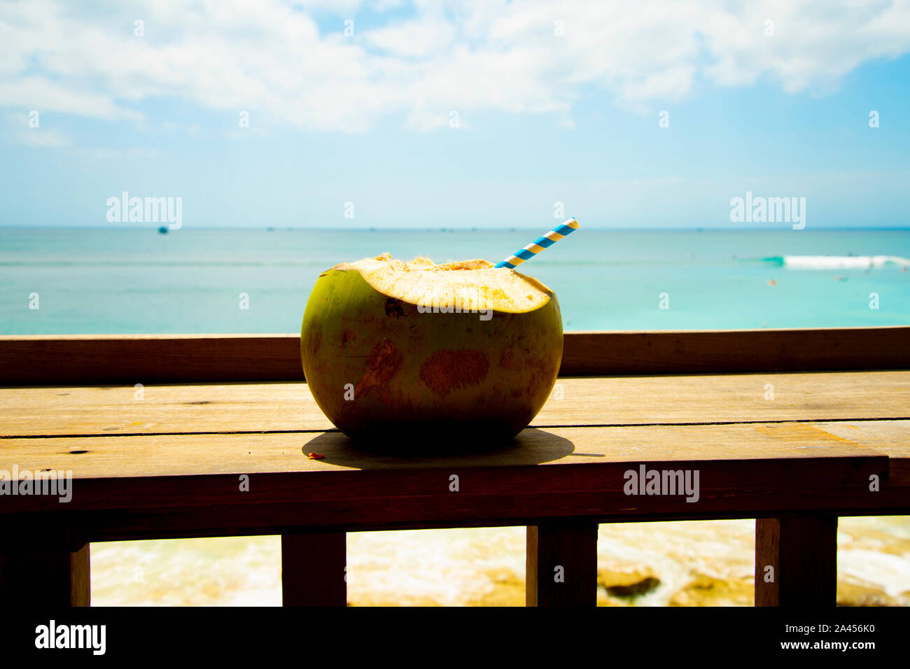 Drink di cocco sulla spiaggia Foto Stock
