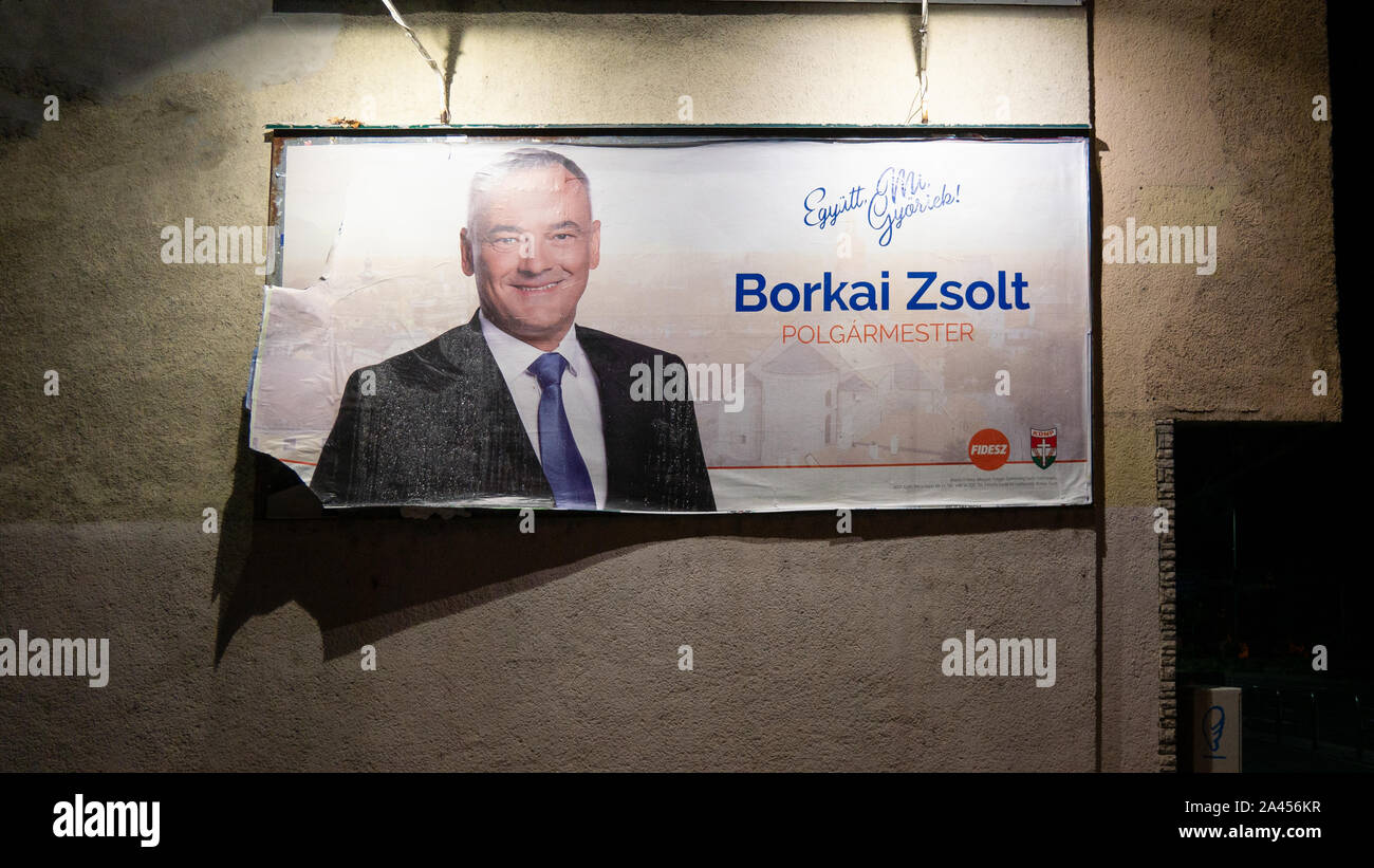Győr Ungheria 08 10 2019 poster elettorale di Zsolt Borkai (Insieme ai cittadini di Győr) Ungherese (Együtt mi Győriek) Foto Stock