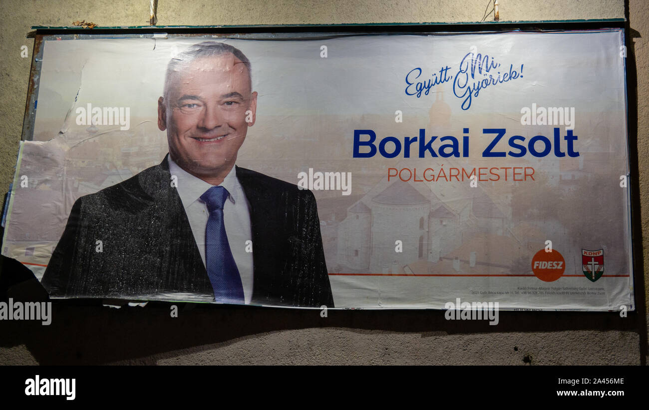 Győr Ungheria 08 10 2019 poster elettorale di Zsolt Borkai (Insieme ai cittadini di Győr) Ungherese (Együtt mi Győriek) Foto Stock