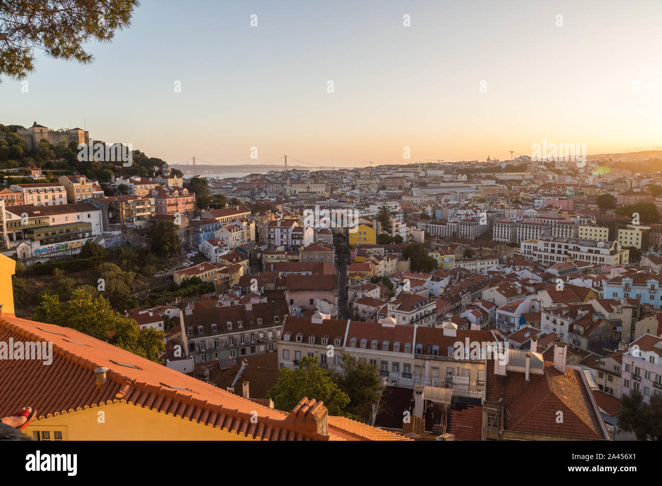 Lisbona, Portogallo - 9 AGOSTO 2019: Viste dal Miradouro da Graca viewpoint al tramonto. Foto Stock